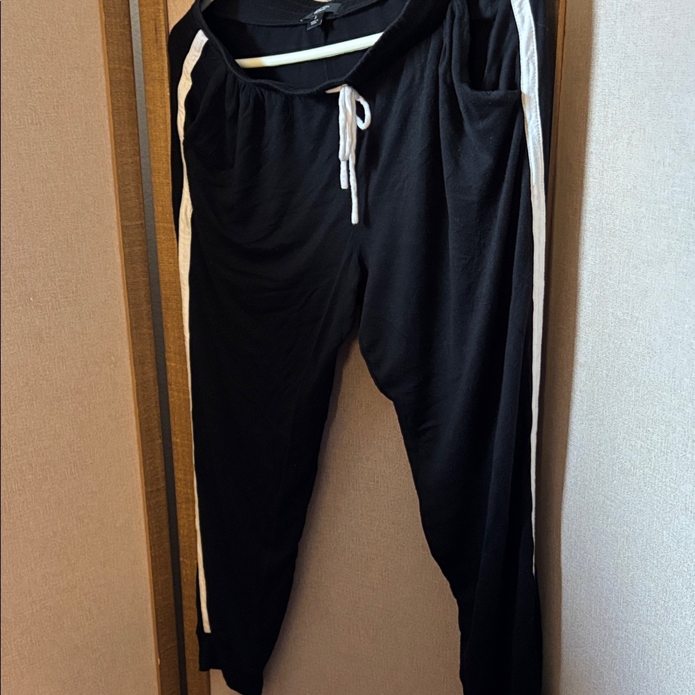 FINAL MARKDOWN Simply Vera Vera Wang Black joggers small